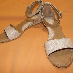 NEW Women's BORN b.o.c Pfeiffer Cream Exotic Print Wedge Sandal 11M